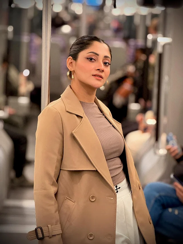 লেয়ার স্টাইলে টপের ওপর ওভারকোট জড়িয়ে পূজা চেরি ফ্রেমে ধরা দিয়েছেন এলিগ্যান্ট ও স্মার্ট লুকে।