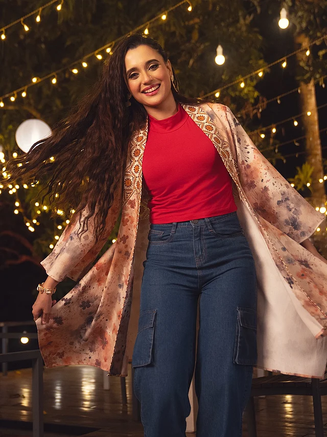 লাল টপের ওপর ফুলেল শ্রাগ বেছে নিয়েছেন এই উইন্টার লুকে সাবিলা নূর। বটমে যুক্ত হয়েছে ডেনিমের কার্গো প্যান্ট