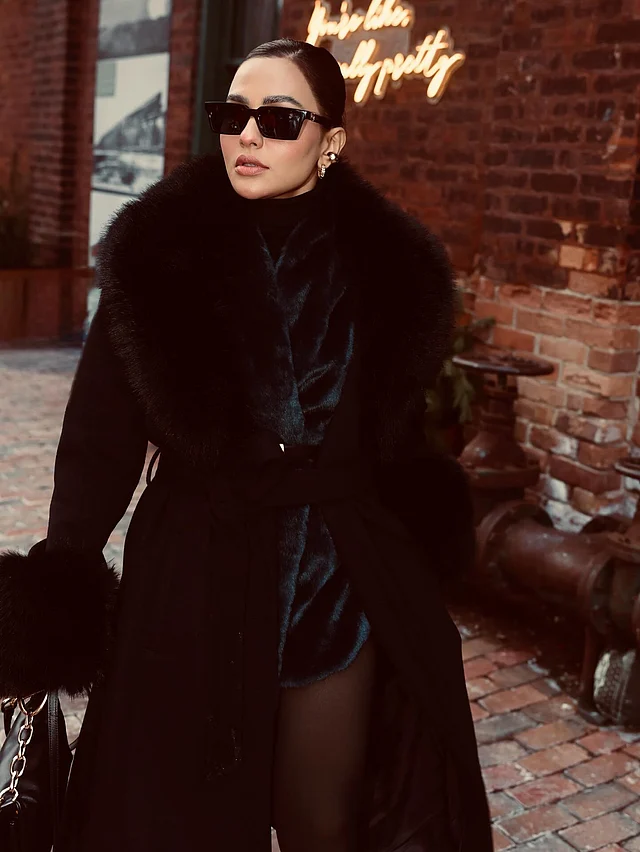 ভেলভেট জামার উপর কালো রঙের ফার দেওয়া লম্বা কোটে ফ্রেমে ধরা দিয়েছেন ফারিয়া।