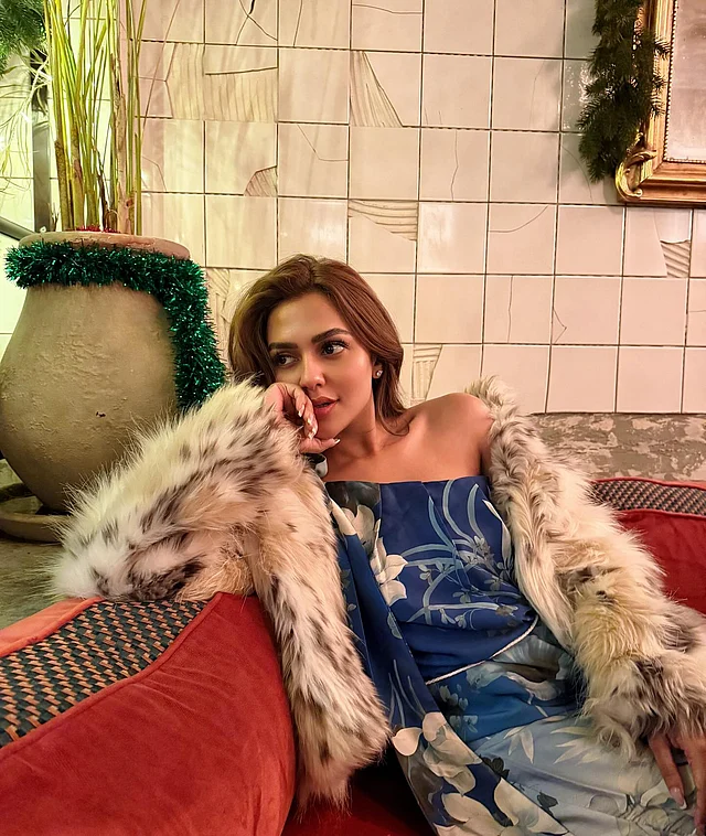 স্টাইলিস্ট অভিনেত্রী নুসরাত ফারিয়া এই লুকে ফ্লোরাল জামার ওপর পরেছেন ফার শ্রাগ