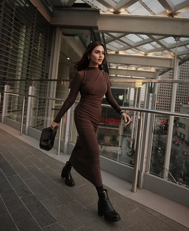 কফিরঙা বডিকন ফিট ড্রেসে স্টাইলিশ অভিনেত্রী নুসরাত ফারিয়া। পায়ে কালো চেলসি বুট আর হাতে মিনি হ্যান্ডব্যাগ। ভ্যাকেশনে এভাবেই নিজেকে উপস্থাপন করতে ভালোবাসেন তিনি।