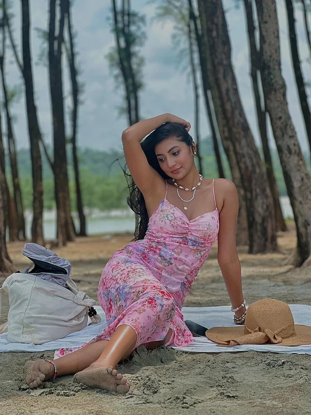 সি বিচে রিফ্রেশিং সামার লুকে চোখ জুড়িয়েছেন অভিনেত্রী সুনেরাহ্ বিনতে কামাল। ফুলেল প্রিন্টের স্প্যাগেটি স্ট্র্যাপের মিডি ড্রেসের সঙ্গে সি বিচ ভাইবের কড়ি, শামুক ও বিডসের চার্মস, মালা আর ব্রেসলেট পরেছেন তিনি। সঙ্গে নিয়েছেন হ্যাট।