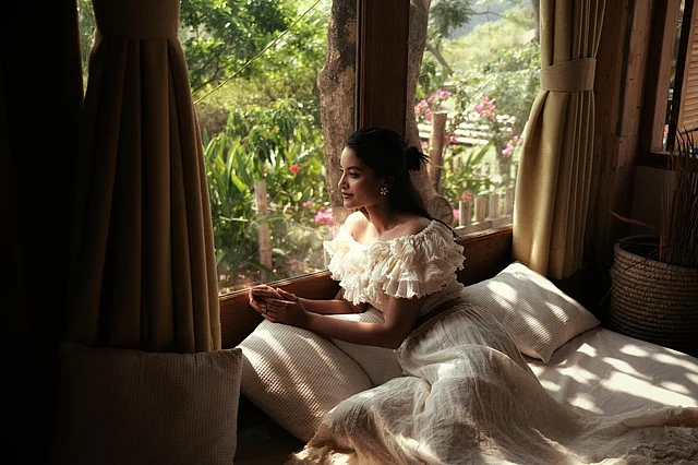 কক্সবাজারে একান্ত অবকাশে মোহনীয় নাজিফা তুষি। ক্যামেরাবন্দী হয়েছেন সাদা পোশাকের লুকে। বোহো স্টাইলের লেয়ারড রাফেল ক্রপ টপ আর স্কার্টের এই লুক বেশ পছন্দ করেছিলেন তাঁর ভক্তরা।