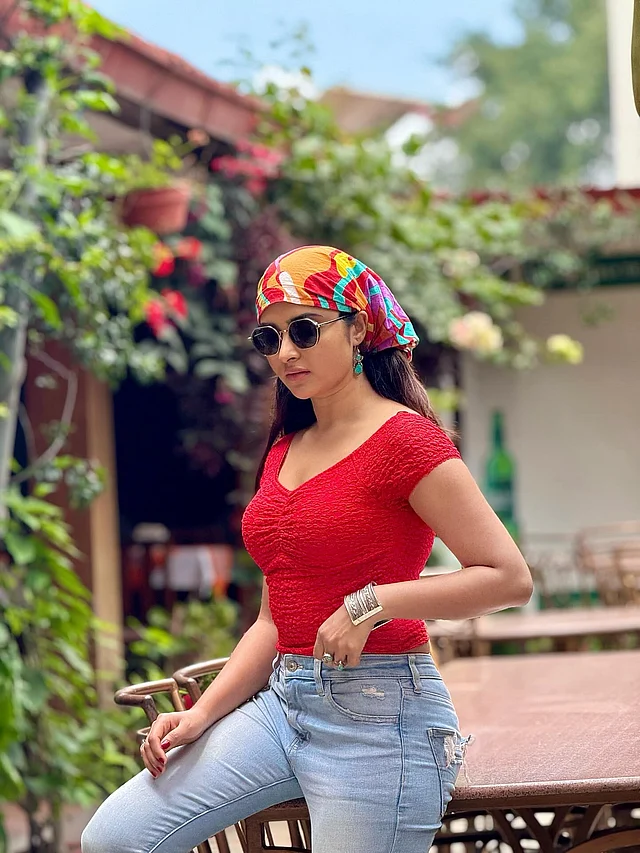 কেয়া পায়েল এই লুকে লাল বডি ফিটিং টপের সঙ্গে পরেছেন হালকা নীল ডেনিম প্যান্ট। সবচেয়ে বেশি আকর্ষণ কাড়ছে মাল্টিকালার স্কার্ফ, যা তিনি ব্যান্ডানা হিসেবে মাথায় পরেছেন। চোখে রেট্রো স্টাইলের সানগ্লাস আর কানে টারকোয়িজ ব্লু রঙের দুল পরেছেন কেয়া। হাতে শোভা বাড়িয়েছে আংটি আর সিলভার ব্রেসলেট।