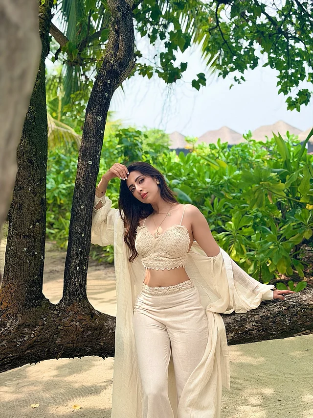 এ বছর বিভিন্ন ভ্যাকেশন লুকে মোহ ছড়িয়েছেন বিদ্যা সিনহা মিম। তবে তাঁর এই রিসোর্ট–চিক লুকটিই সেরা। সফট আইভরি ও ক্রিম শেডের আউটফিট পরেছেন তিনি। ক্রোশেট ব্রালেট টপ, হাই–ওয়েস্ট ফ্লুইড প্যান্ট আর একই রঙের সুতির লং শ্রাগ নিয়েছেন অভিনেত্রী।