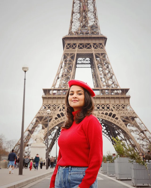 ফ্রান্সের প্যারিস শহরের বিখ্যাত আইফেল টাওয়ারের সামনে ফ্রেমবন্দী হয়েছেন সাদিয়া। পরেছেন লাল সোয়েটার, জিনস প্যান্ট আর লাল টুপি।