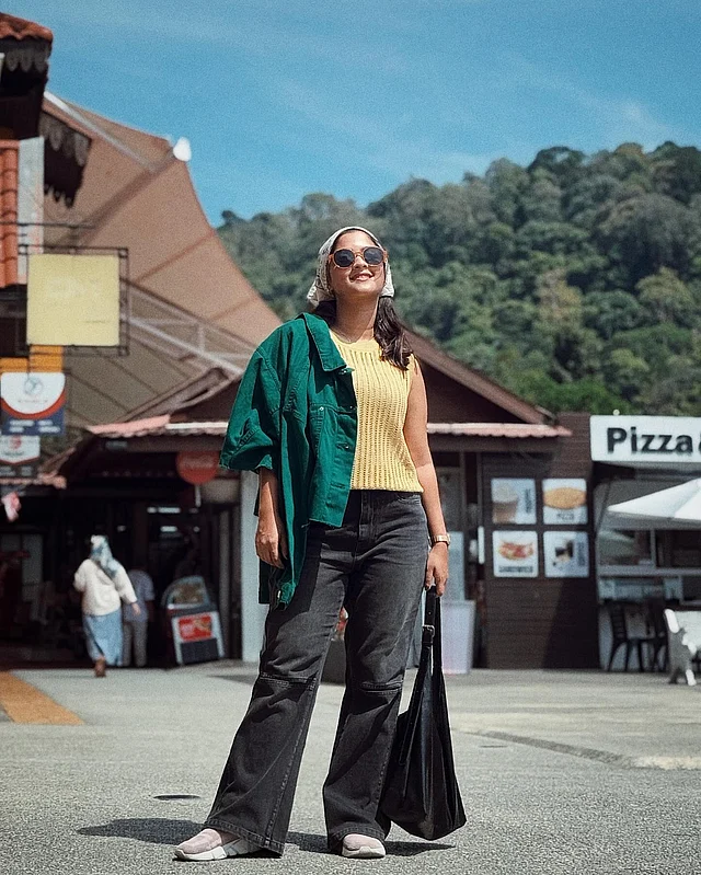 এ বছর নানা দেশে ঘুরেছেন জেন–জি অভিনেত্রী সাদিয়া আয়মান। মালয়েশিয়া ভ্রমণে তিনি বেছে নিয়েছেন হলুদ নিটের টপ আর কালো ডেনিম প্যান্ট। এর ওপর লেয়ার করে পরেছেন সবুজ জ্যাকেট। মাথায় ব্যান্ডানা আর চোখে সানগ্লাস স্টাইল আরও বাড়িয়ে দিয়েছে।