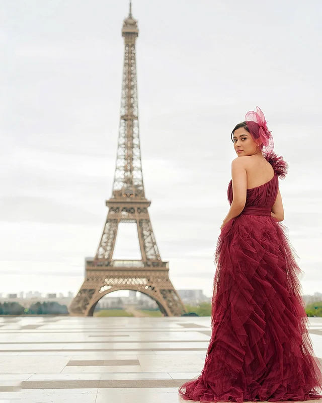 অভিনেত্রী মেহজাবীন চৌধুরী গাঁটছড়া বেঁধেছেন এ বছর। হানিমুনে আইফেল টাওয়ার প্রাঙ্গণে মালবেরিরঙা গাউনে দেখা যাচ্ছে মেহজাবীনকে।