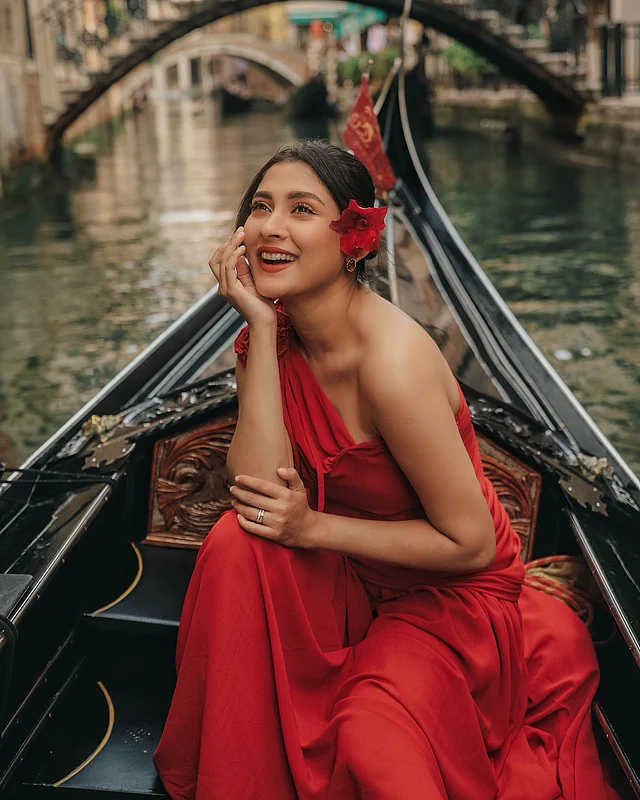 অভিনেত্রী মেহজাবীন চৌধুরীর ইতালি ভ্রমণের কথা নিশ্চয়ই মনে আছে ভক্তদের। ভেনিসের গন্ডোলা রাইডে ওয়ান শোল্ডার লাল গাউন হয়েছে তাঁর ভ্রমণসঙ্গী। স্টাইলিশ আপডু হেয়ারস্টাইলে গুঁজে রেখেছেন ম্যাচিং লাল ফুল।