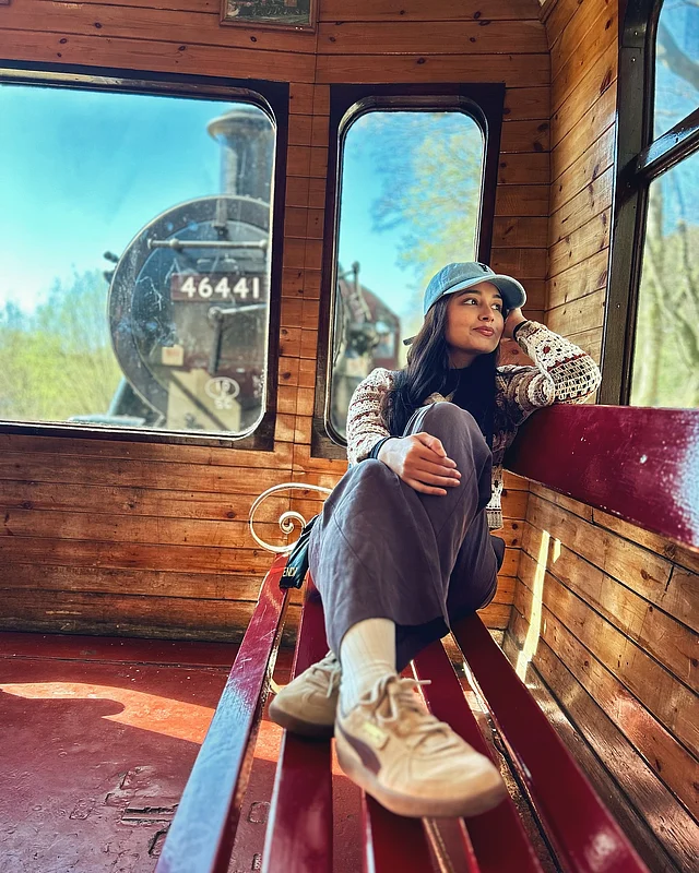 ভ্যাকেশন মুডে তাসনিয়া ফারিণ। সোয়েটার, প্যান্ট, রানিং শু ছাড়া মাথায় পরতে বেছে নিয়েছেন ডেনিমের টুপি।