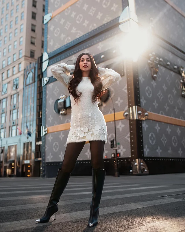 ভিনদেশে গিয়েও নিজেদের নজরকাড়া লুক আর দর্শনীয় স্থানের ছবি সামাজিক যোগাযোগমাধ্যমে পোস্ট করতে ভোলেন না সাফা কবির। যুক্তরাষ্ট্রের নিউইয়র্ক সিটিতে তোলা তাঁর এই স্টাইলিশ ছবিটি। সাদা বৃত্তাকার এমবেলিশমেন্ট দেওয়া ফুলস্লিভ বডিকন মিনিড্রেস পরেছেন তিনি। জুটি বেঁধেছে উঁচু পয়েন্টেড বুটস।