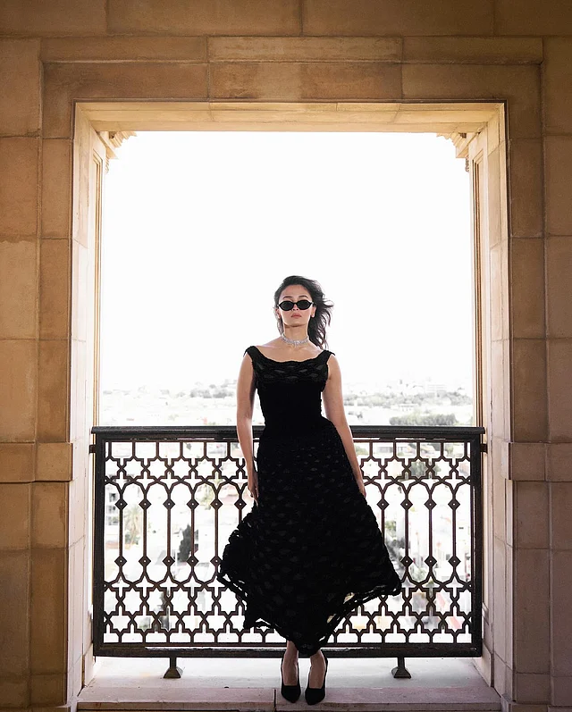 অল ব্ল্যাক লুকে স্টাইলিশ অভিনেত্রী পোজ দিয়েছেন। পরনে মিডি ড্রেস, সানগ্লাস আর কালো পয়েন্টেড হিল।