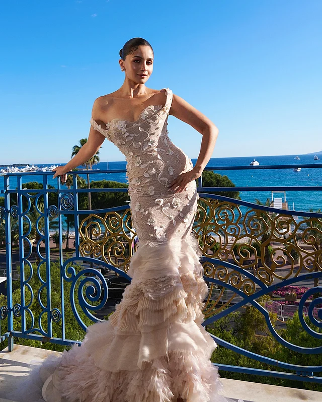 এ বছর সবাই অধীর আগ্রহে অপেক্ষা করছিলেন বলিউড সুইটহার্ট আলিয়া ভাটের কান চলচ্চিত্র উৎসবের অভিষেকের জন্য। খুব সুন্দর একটা কাস্টম স্ক্যাপারেল্লি গাউনে তিনি হাজির হয়ে সবাইকে চমকে দিয়েছেন। মারমেইড স্টাইলের অফ দ্য শোল্ডার স্ট্রাকচার্ড গাউনে ড্রেপড হার্ট নেকলাইন। নুড অরগাঞ্জা ফেব্রিকে ফুলেল ডিটেইলিং রাখা হয়েছে পুরোটা জুড়ে।