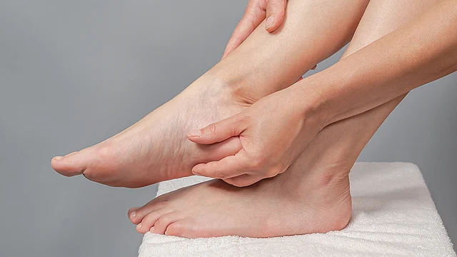 গ্লিসারিন এবং গোলাপের নির্যাস ত্বককে শুধু মসৃণ ও কোমলই করে না, এর গভীরে কাজ করে তারুণ্যের উজ্জ্বলতা ফিরিয়ে আনে