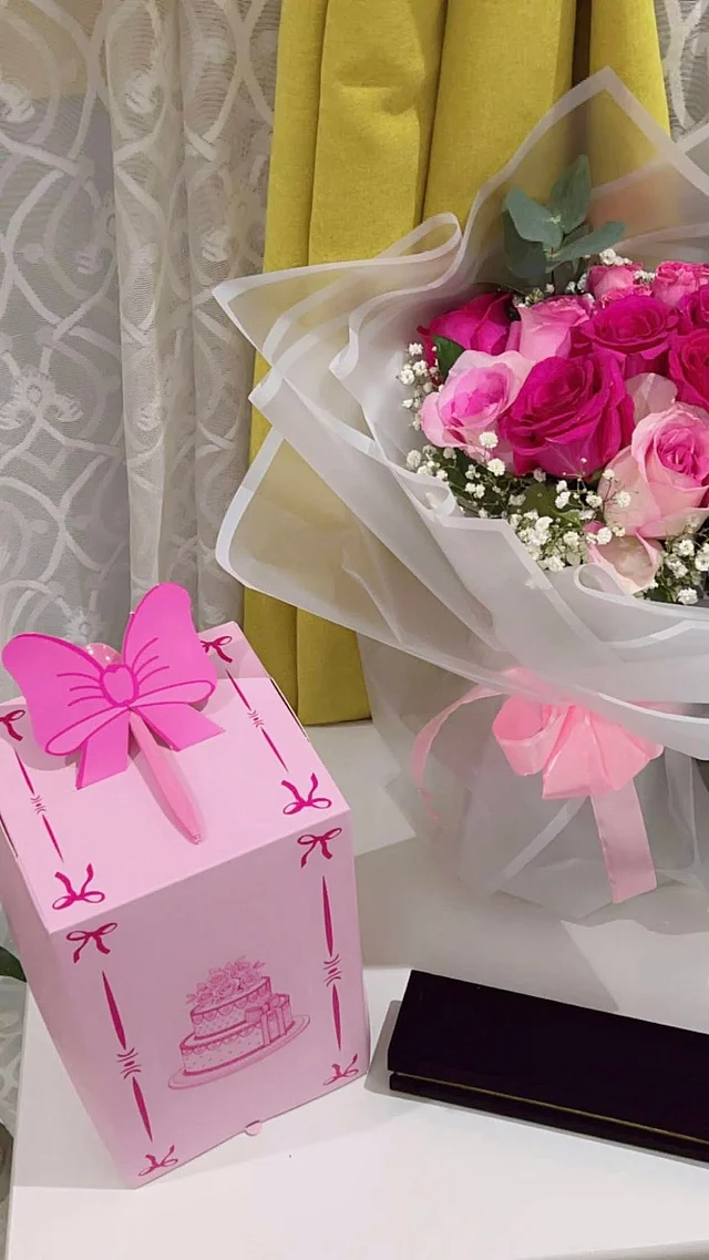 গোলাপি বাক্সবন্দী কেকের সঙ্গে অ্যানিভার্সারির অত্যাবশ্যক অংশ গোলাপের তোড়া দিতেও ভোলেন নি রোজাকে তাহসান, এই ছবি তা বলছে।