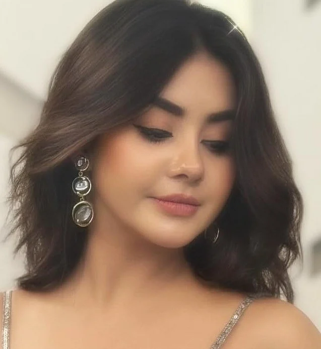 ম্যাট ন্যুড লিপকালার আর ঘন আইলাইনারের ছোঁয়ায় কিছুটা নাটকীয় চোখের সাজে নিজের রূপসজ্জার মুনশিয়ানা বুঝিয়েছেন রোজা।