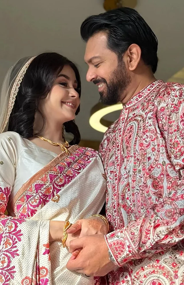 ঠিক এক বছর আগে এমন চোখজুড়ানো ম্যাচিং লুকে বিয়ে করেন তাহসান খান আর রোজা আহমেদ