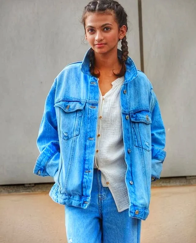 বলিউডের নওয়াজুদ্দিন সিদ্দিকির মেয়ে শোরা সিদ্দিকীকে দারুণ লাগছে ডেনিম অন ডেনিম লুকে