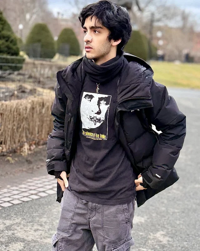 ভাইয়ের চেয়ে আরেকটু বেশি লাজুক হলেও অত্যন্ত গুড লুকিং কিড বলা যায় হৃদানকে। পরেছে একেবারে ক্যাজুয়াল জিনস, টিশার্ট , স্কার্ফ আর পাফার জ্যাকেট