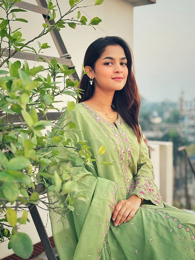 সবুজ পাতার সঙ্গে সবুজ সালওয়ার কামিজে সতেজ লুকে সাদিয়া
