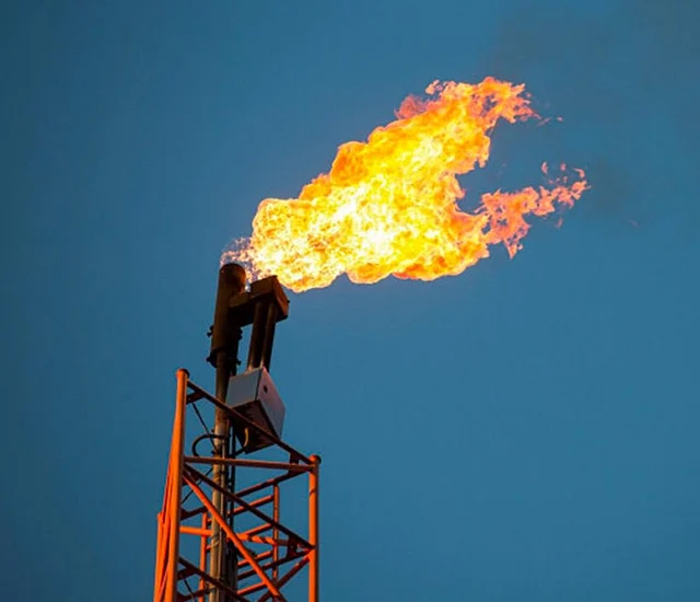 বাংলাদেশে এখনও বাণিজ্যিকভাবে তেল উত্তোলন শুরু হয় নি আর তেমন রিজার্ভও নেই। গ্যাসের সঙ্গে কিছু তেল পাওয়া যায় সিলেটের কৈলাশটিলার মতো গ্যাসফিল্ড থেকে