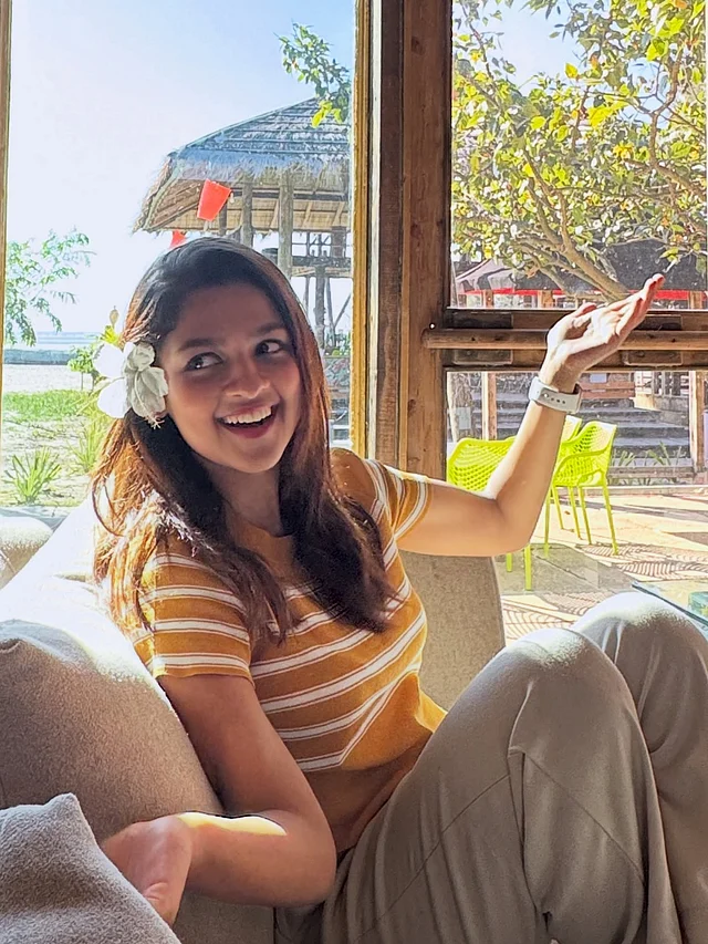 সবাই শীতে কাতর। সাদিয়া উষ্ণতা ছড়াচ্ছেন স্ট্রাইপড মাস্টার্ড-সাদা টিশার্টে