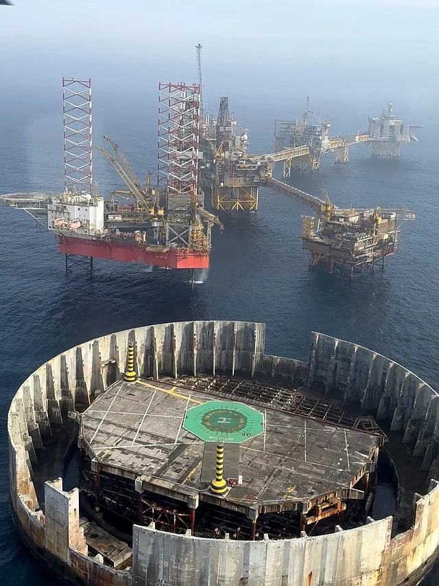 আবুধাবিকেন্দ্রিক তেলক্ষেত্রগুলো সংযুক্ত আরব আমিরাতকে বিশ্বের শীর্ষ তেলসমৃদ্ধ দেশের তালিকায় রেখেছে। তেলের পাশাপাশি দেশটি এখন নবায়নযোগ্য জ্বালানিতেও বিনিয়োগ বাড়াচ্ছে।