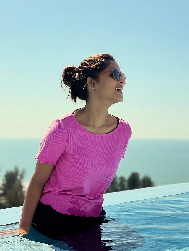 ল্যাভেন্ডার-পিংক টিশার্ট আর রোদচশমায় ইনফিনিটি পুলে সাদিয়া আয়মান। বললেন, আবহাওয়ার চেয়ে তাঁর হৃদয় বেশি শীতল