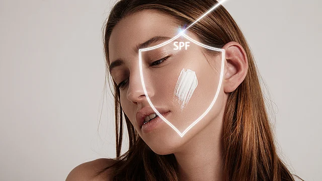 সানস্ক্রিন ত্বকের ওপর একটি সুরক্ষামূলক স্তর তৈরি করে, যা শীতের শুষ্ক পরিবেশে ত্বককে অতিরিক্ত ক্ষতির হাত থেকে বাঁচায়