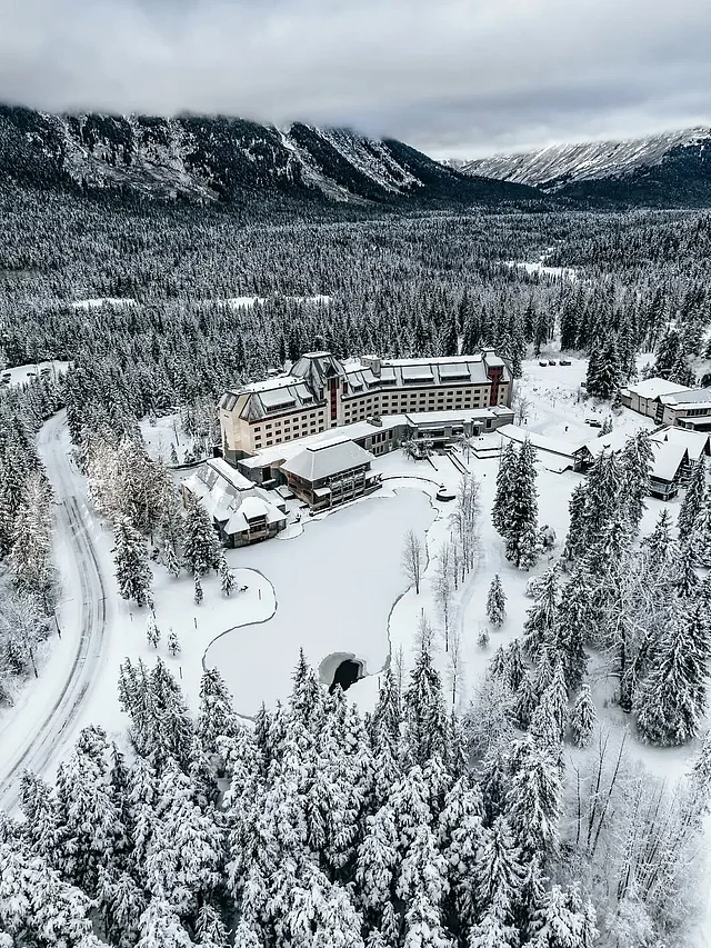 আলাস্কার জনপ্রিয় স্কি রিসোর্ট। প্রতিবছর প্রায় ৫৫ ফুট তুষারপাত হয়।