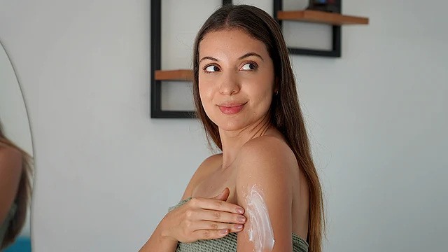 ত্বকের ময়েশ্চার নিশ্চিতে সাধারণ কোনো ময়েশ্চারাইজার ব্যবহার না করে ডিপ ময়েশ্চারাইজার ব্যবহার করাই ভালো