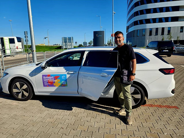 হোটেলে নেওয়ার জন্য ম্যারাথন কর্তৃপক্ষের পাঠানো গাড়িতে উঠছেন লেখক