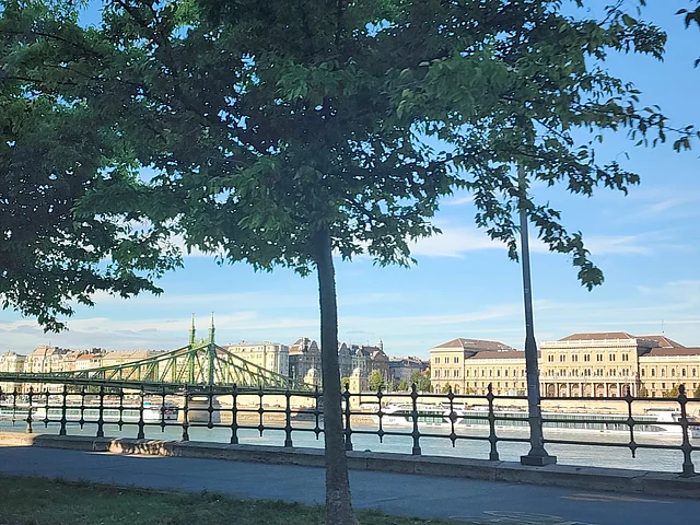 নদীর দুই তীর ঘেঁষে গড়ে ওঠা বুদা ও পেস্ট