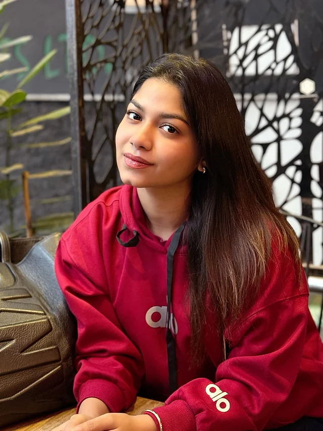 লাল হুডির ক্যাজুয়াল লুকে নজর কাড়ছেন পারসা