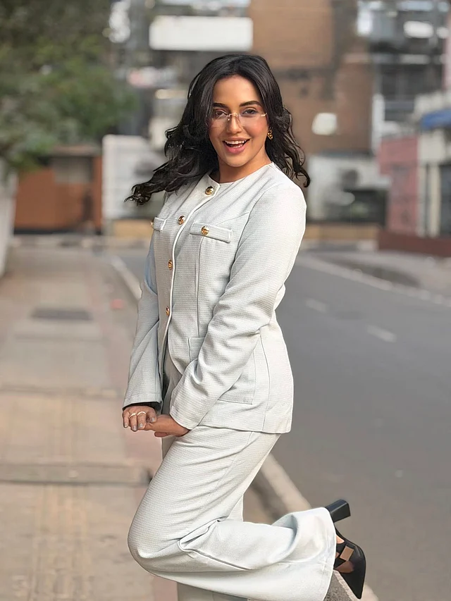 সামিরা খান মাহির সোনালি শো বোতাম দেওয়া সাদা ব্লেজারের সঙ্গে কালো ব্লক হিলসে এসেছে ক্লাসি লুক