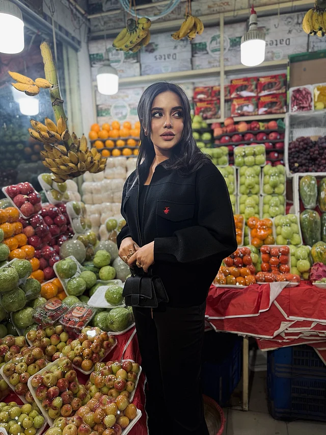 কালো অ্যাথলিজারের স্টাইলিশ লুকে ফল কিনতে গিয়ে ফ্রেমবন্দী হয়েছেন সামিরা মাহি