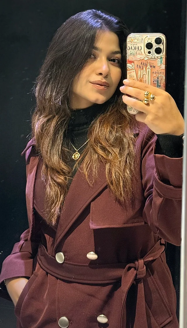 কফি রঙা বেল্টেড ক্ল্যাসিক ওভার কোটে পারসা শীত ফ্যাশন সেরেছেন এখানে