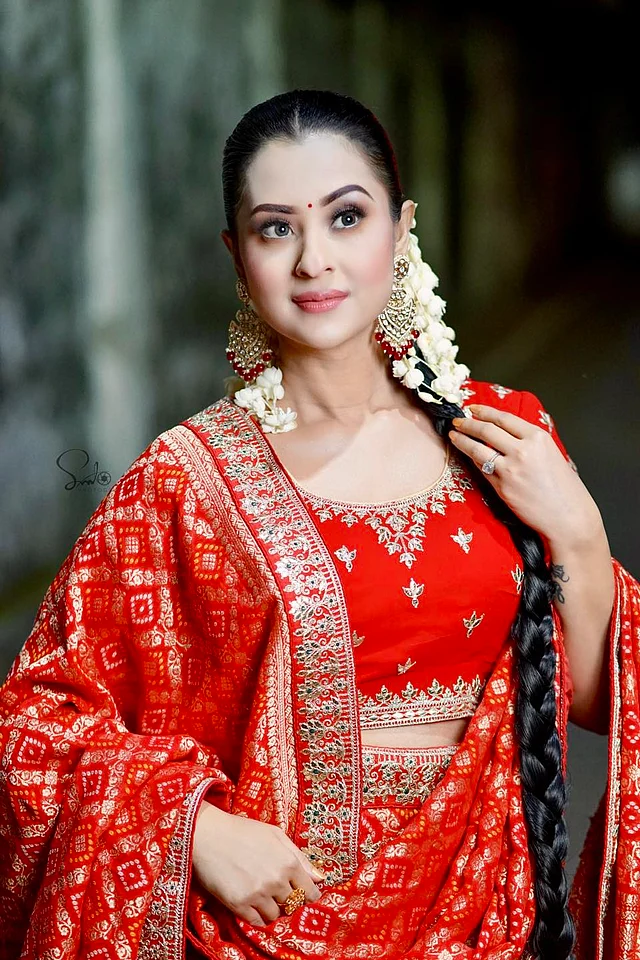 লাল বৌয়ের সাজে পূর্ণতা দিয়েছে সাদা বেস্লি ফুল