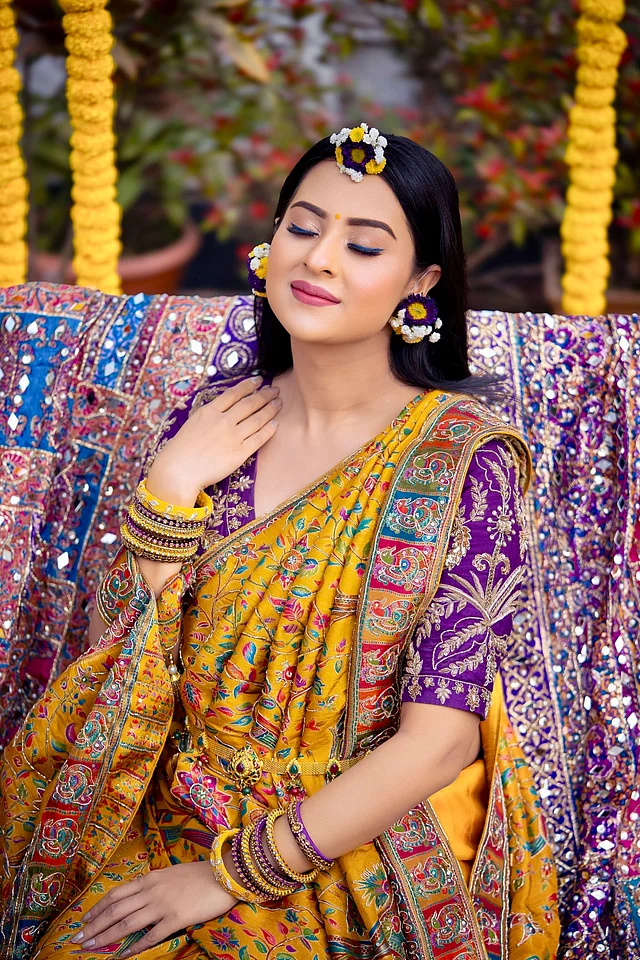 কৃত্রিম ফুলের গয়না আর মাচিং চুড়ির সাজ দারুণ মানিয়েছে তাঁকে