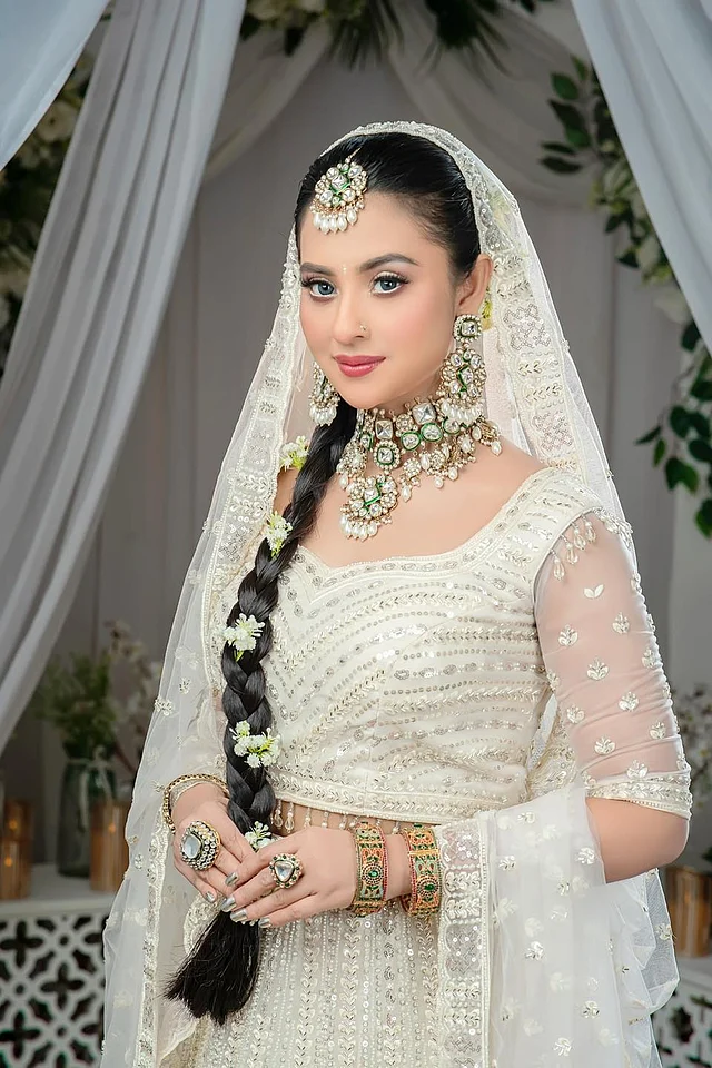 এখানেও লম্বা বেণীতে সাদা ফুল দেখা যাচ্ছে