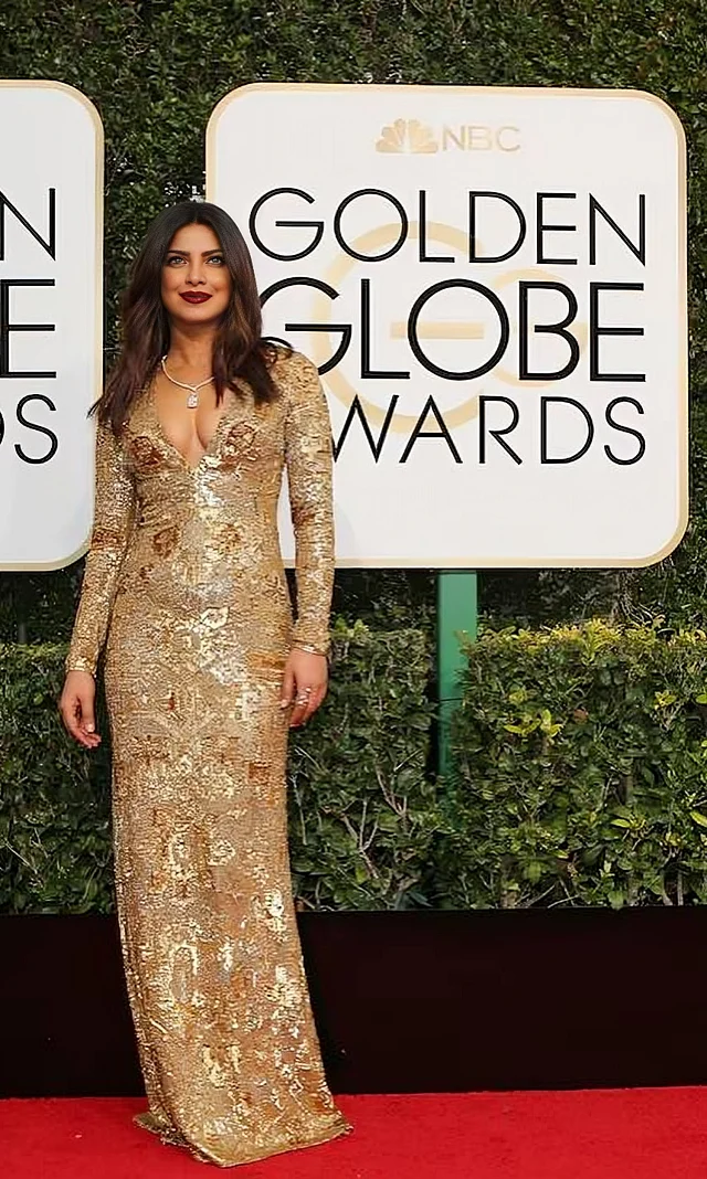 গোল্ডেন গ্লোবসে প্রথমবার উপস্থিত হয়ে প্রিয়াঙ্কা পরেছিলেন রালফ লরেনের ডিজাইন করা সোনালি সিকুইন গাউন। গভীর নেকলাইন আর ঝিলমিল ফিনিশে এই গাউন তাঁকে মুহূর্তেই আলোচনার কেন্দ্রে এনে দেয়।