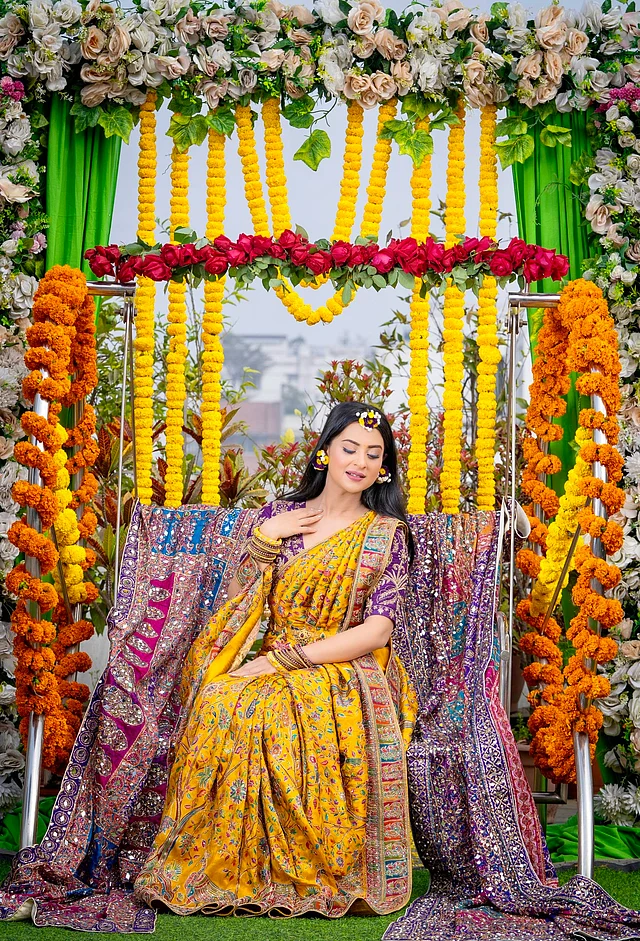 জমকালো কারুকাজ করা শর্ষে হলুদ শাড়ি পরেছেন হলুদ ব্রাইড বুবলি