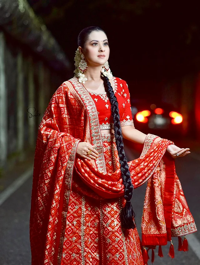 ক্ল্যাসিক লাল লেহেঙ্গার লুকে ফুটে আছে লম্বা বেণী