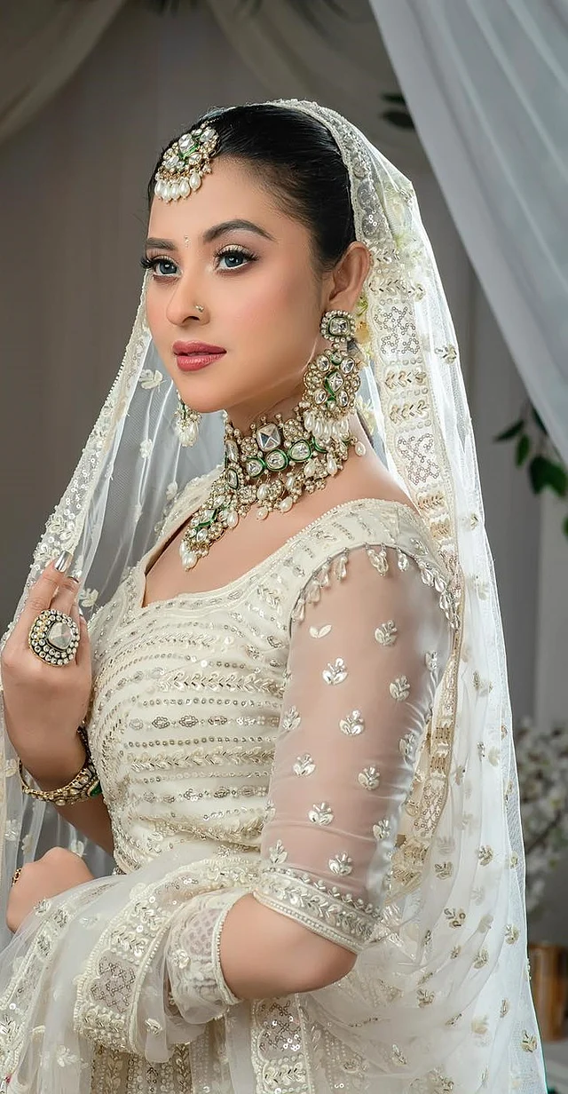 সাদা লেহেঙ্গায় হোয়াইট ব্রাইড লুকে দেখা দিয়েছেন বুবলি