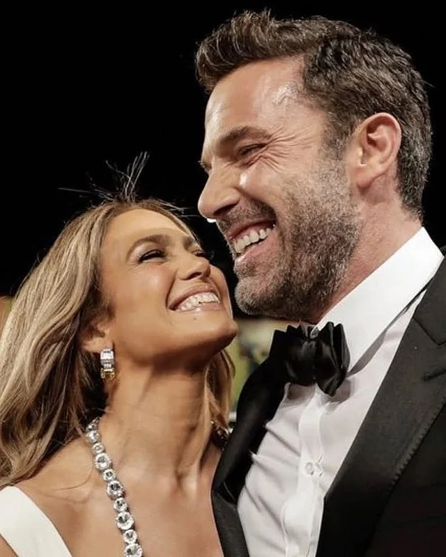 গ্ল্যামারের আড়ালেও শেষ পর্যন্ত জেনিফার লোপেজ ও বেন অ্যাফ্লেকের মতো তাঁরা মানুষ—ভালোবাসা, ভুল আর ভাঙনের গল্প নিয়েই।