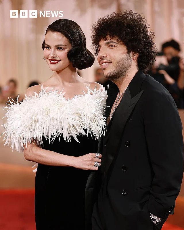 স্বামী সঙ্গীত প্রযোজক বেনি ব্ল্যাঙ্কো পরেছেন কালো স্যুট