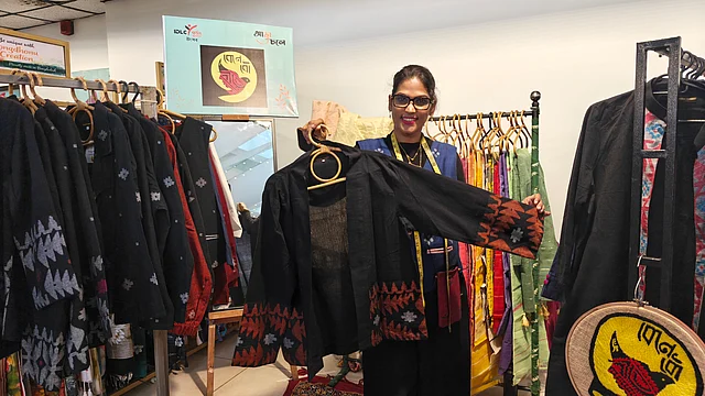 জামদানির নকশা করা ডাইভার্সিফাইড পোশাক যেমন জ্যাকেট, ব্লেজার আর শ্রাগ দিয়ে নজর কেড়েছে বেনে বৌ