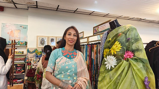 রংধনু ক্রিয়েশনএর এই হাতে আঁকা শাড়িগুলো সবসময়ের মতোই সকলের পছন্দের শীর্ষে ছিল।