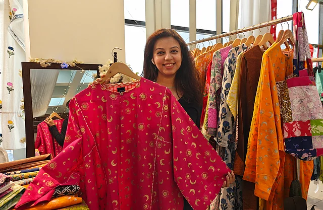 অরাম-এর আরাম আরাম এই ব্যাগি কুর্তিটি যেন বসন্তের গান গাইছে শীত যেতে না যেতেই