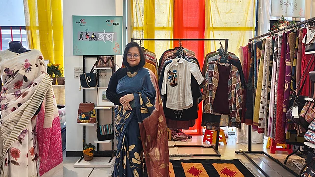 শাড়ি আর কুর্তিতে ঈহা-র কালেকশনে বেশ বৈচিত্র্য দেখা গিয়েছে।